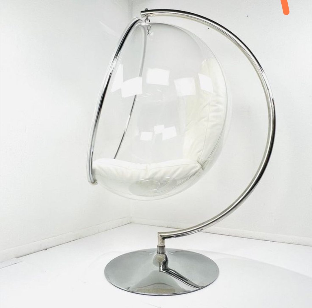 dekorama2's tweet photo. Ретро-футуризам
Bubble Chair од Ееро Аарнио (1968), проѕирна акрилна сфера/топка што те изолира од светот, а пропушта светлина од сите страни. Фински дизајн и чиста поезија во еден предмет. ✨ #EeroAarnio #BubbleChair #FinnishDesign https://t.co/Mv1Cvfpt2t