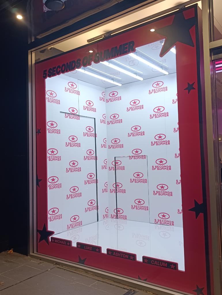 5SOSHunters's tweet image. the 5sos pop-up box but #empty bc they left before we could get there 😭