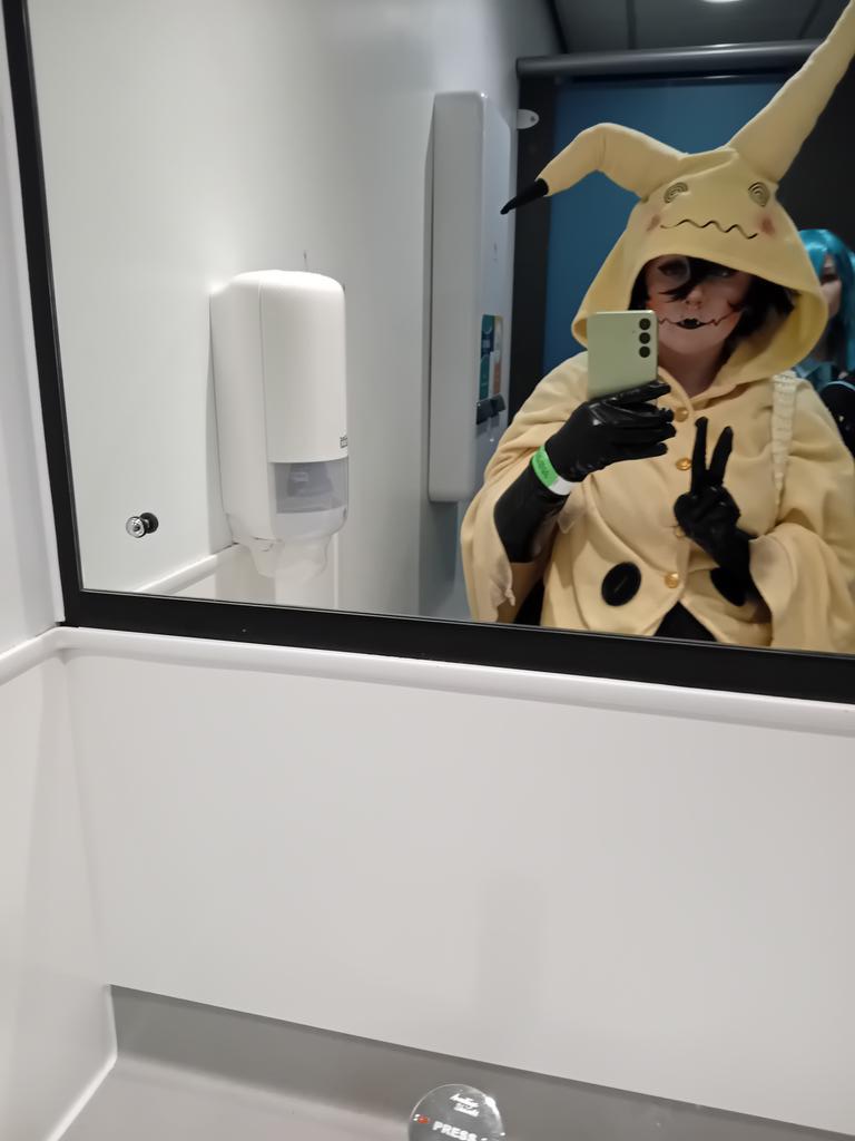 berry_bugs's tweet image. More cosplay photo dump