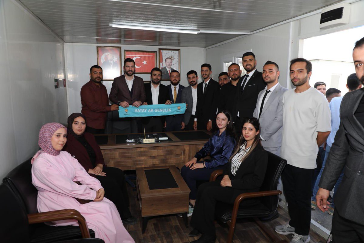 osmannazlier's tweet photo. 📍Hatay’dayız…

İl Gençlik Kolları yönetim kurulu üyelerimiz ve İlçe Başkanlarımızla bir araya geldik. 

15 ilçemizin tamamında asrın inşasını omuzlayarak davamızı geleceğe taşıyan genç kardeşlerimiz iyi ki varlar… https://t.co/bhIk1EvE5D