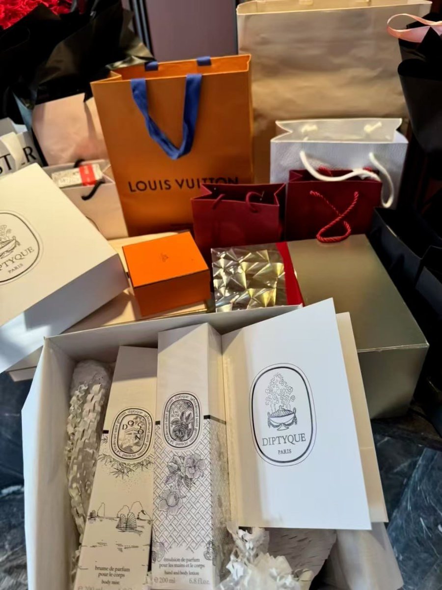bbee455's tweet image. Feeling spoiled and grateful 💝✨ Nothing like a little luxury haul to brighten the day!