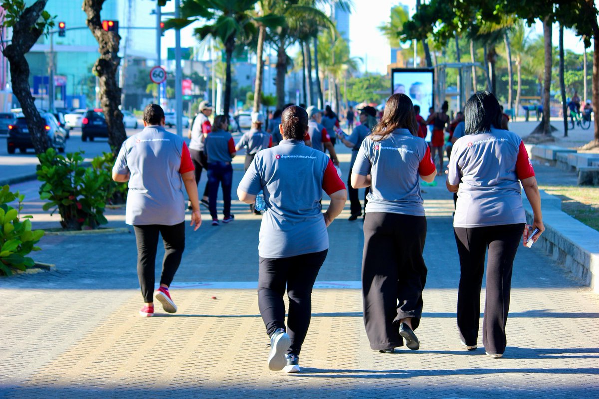 IgrejaUniversal's tweet photo. O programa Depressão Tem Cura promoveu uma ação na orla da Praia de Boa Viagem, no Recife (PE), com placas informativas e muita disposição para ouvir. Os voluntários atenderam a 250 pessoas, mas a ajuda acontece 24h por dia. Ligue (11) 3573-3662 https://t.co/ftnQqhiiWG