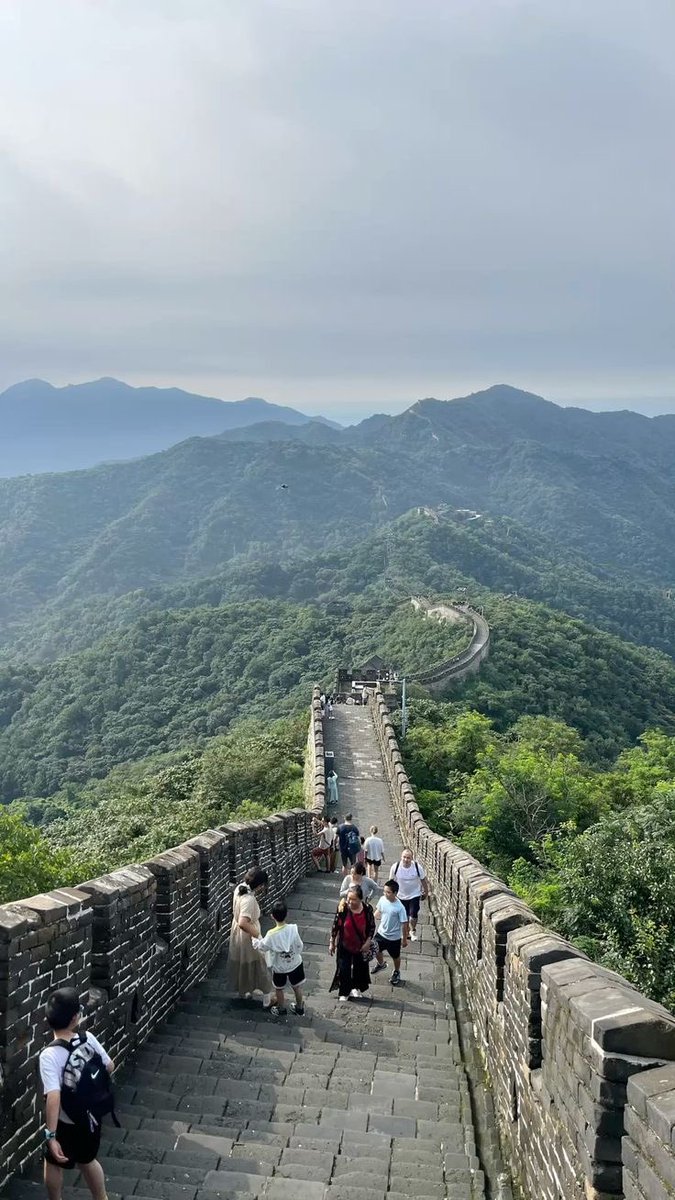 #الصين 

هي واحدة من أقدم وأعرق حضارات العالم، تقع في شرق آسيا وتُعد ثالث أكبر دولة من حيث المساحة، والأكبر من حيث عدد السكان. تمتاز بتاريخ طويل يمتد لآلاف السنين، ترك بصمة واضحة في الفنون، الهندسة، الطب، الفلسفة، والعلوم.🇨🇳