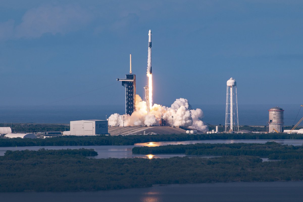 XFreeze's tweet image. Every major company wants a data center in space but there’s only one who can actually make it happen

SpaceX is the go-to option for launching orbital data centers, offering unmatched launch frequency, reliability, and cost efficiency for both LEO and lunar missions

Companies…