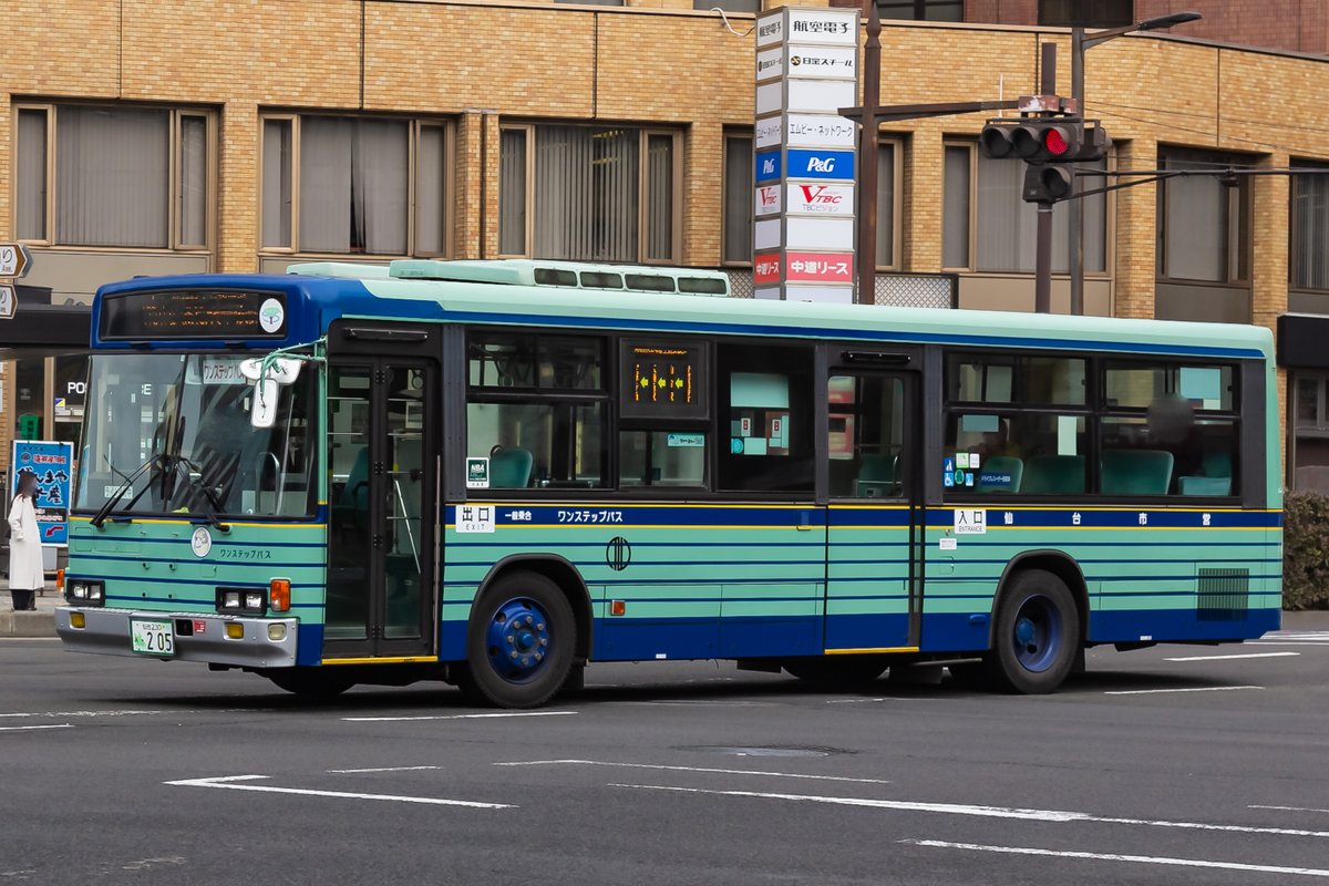 仙台市交通局 
仙台　230　あ　205
2000年式　KC-LV280N
自社発注

長町営業所所属のキュービック。現在は銀ホイール化&amp;幕が白LEDに交換されています。