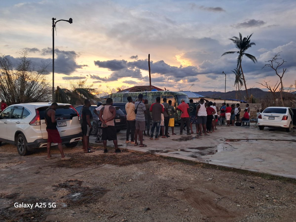 Residents of Holland Village, St Elizabeth, impacted by #HurricaneMelissa, queue to receive food, blankets, cleaning, hygiene and tool kits on Nov 2. #JRCcares #JamaicaRedCross
