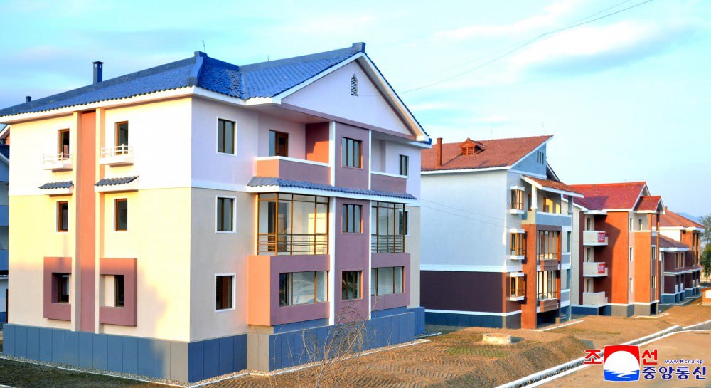 Neue Dörfer mit einzigartiger architektonischer Schönheit wurden auf der Nongpho-Farm in  der DVRK, errichtet. Sie beweisen, dass der Plan des ZK der PdAK, eine ideale Gesellschaft zu schaffen, in der alle Menschen ein glückliches Leben führen, in die Realität umgesetzt wird.