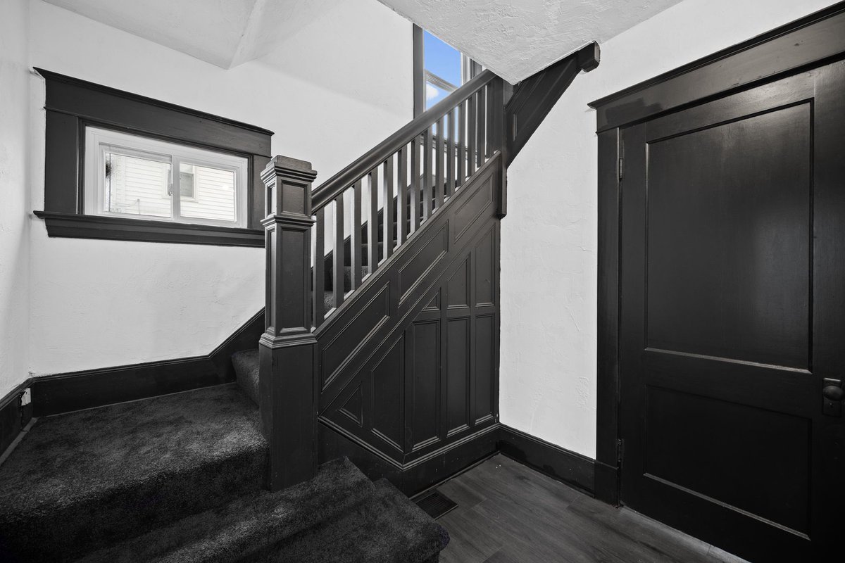 Zillow Gone Wild 🏡 tweet media