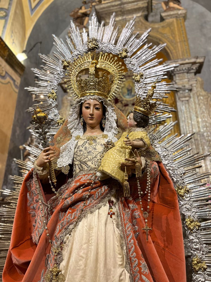 Medianera Universal,
Rosario de la Alegría,
todos cantan a porfía
tu pureza virginal.
Y entre sus muros de cal,
San Bartolomé te adora,
porque tú eres la Señora
que de Dios todo lo alcanza
y el Arca de la alianza
de la gente pecadora. 


Carlos López Bravo. 2003.

❤️‍🔥