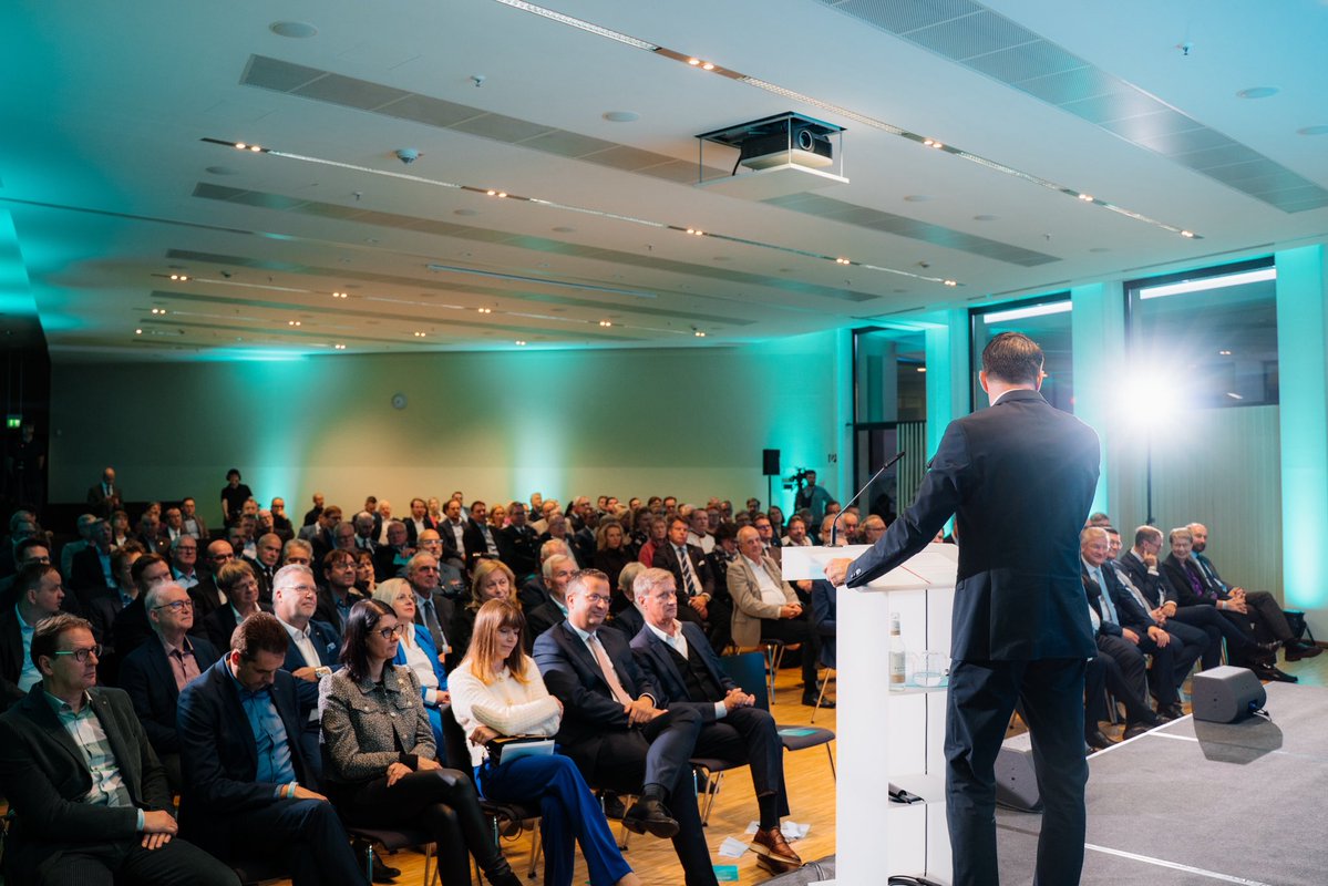 danielpetersMV's tweet image. Heute: 35 Jahre CDU-Frakion. Nicht jeder Streit spaltet. In einer Demokratie ist Streit ein Zeichen von Stärke, solange wir einander zuhören und respektieren.
Das ist Haltung. Das ist Mitte. Das ist CDU.
#MutMaßMitte #CDUMV #Demokratie