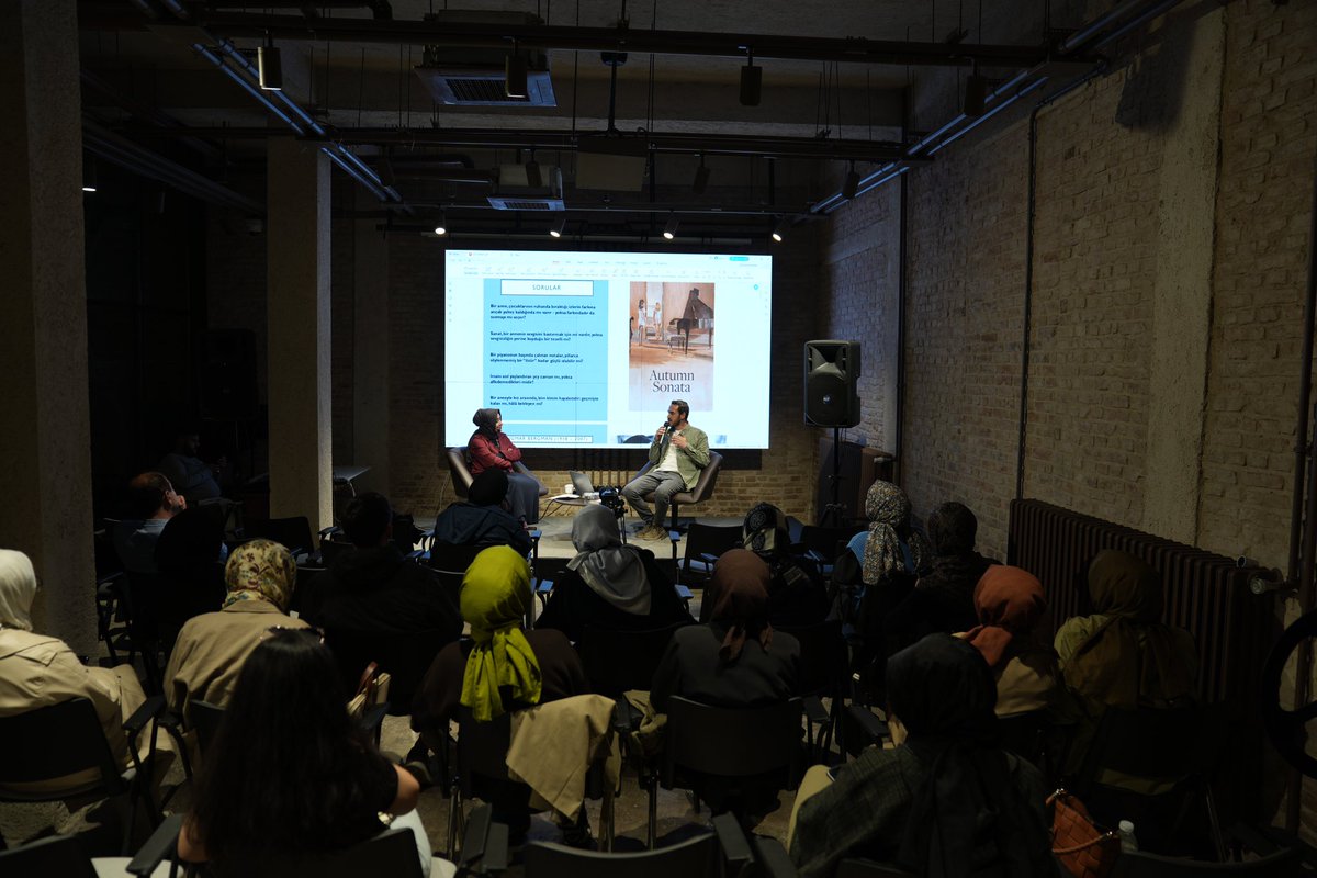 🎬 Depo No.4 Tematik Film Okumaları'nda bu kez Ingmar Bergman’ın “Güz Sonatı” filmi

Bu akşamı mümkün kılan tüm katılımcılara ve katkılarıyla düşünce ufkumuzu genişleten Abdullah Kasay’a gönülden teşekkür ederiz.
Bir sonraki filmde yeniden buluşmak dileğiyle…

#DepoNo4