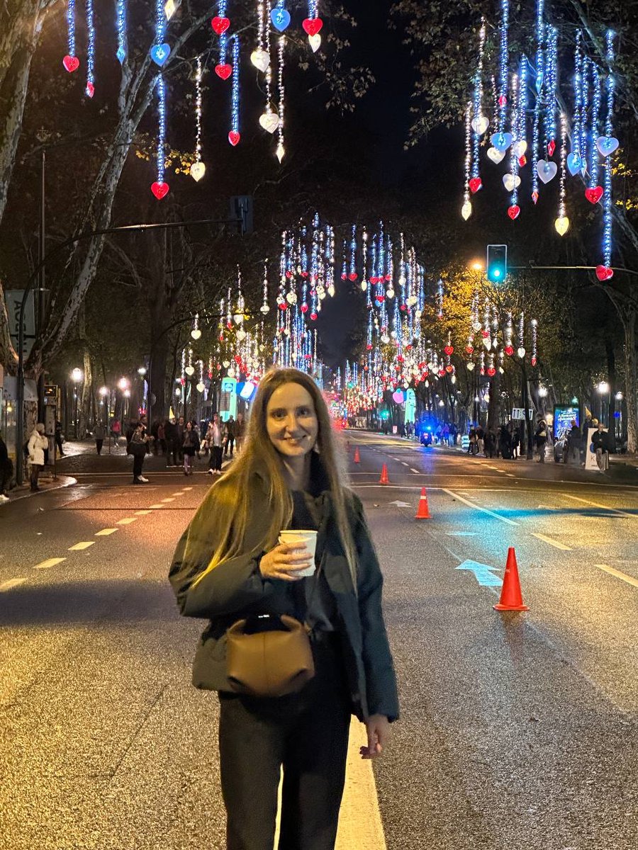 nikalaikina's tweet image. Не понимаю смысла огромных пуховиков. Я последние две зимы проходила в коротком и все равно было тепло! Если свитер под него надеть то можно даже и не застегиваться