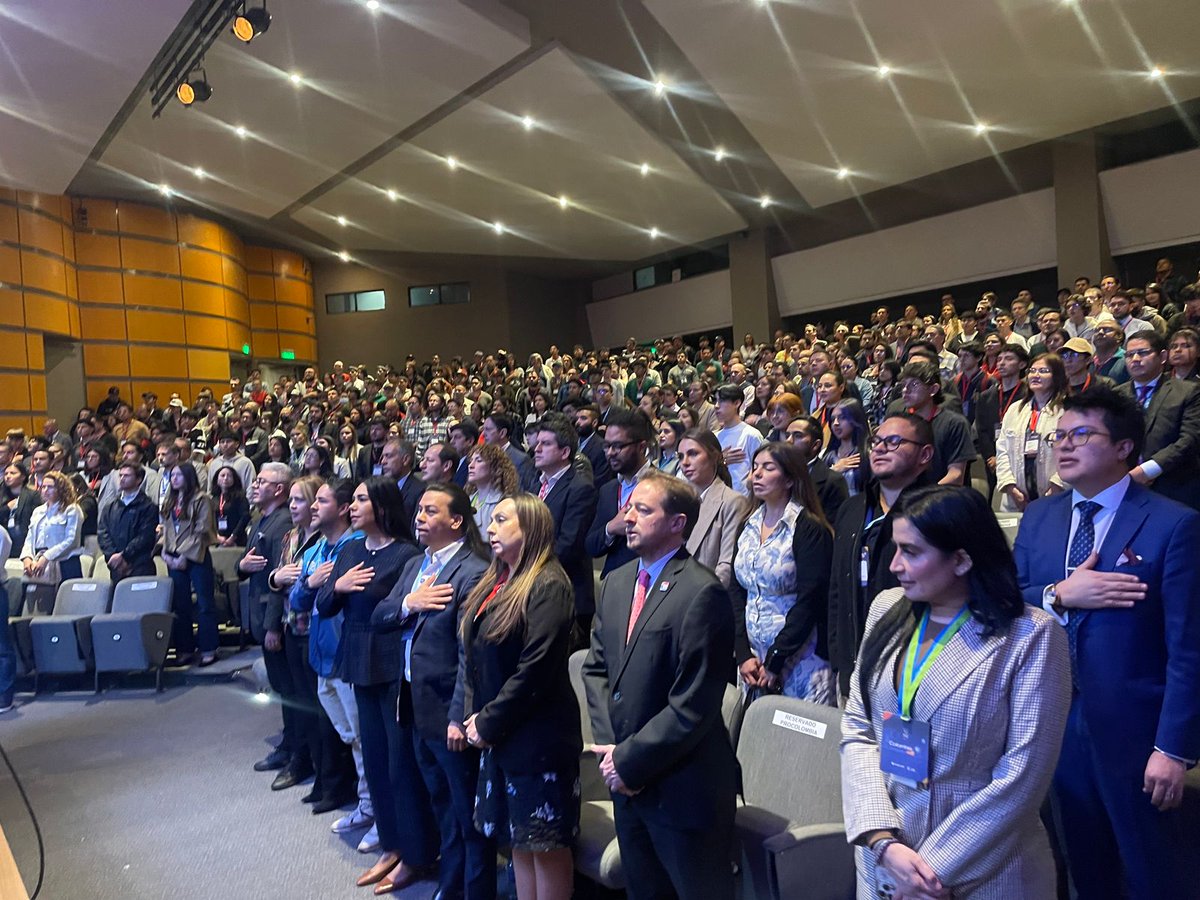 Este logro, recibido por <a href="/ADRIMARTINEZD/">Adriana Martínez</a> de la <a href="/ConsejeriaTIC/">Consejería Distrital de TIC</a> es un logro de todos: ciudadanos, empresas e instituciones con quienes trabajamos unidos para innovar y mejorar la calidad de vida en la ciudad. 

Porque #AquíSíPasa y en #BogotáCapitalDigital te conectamos con el