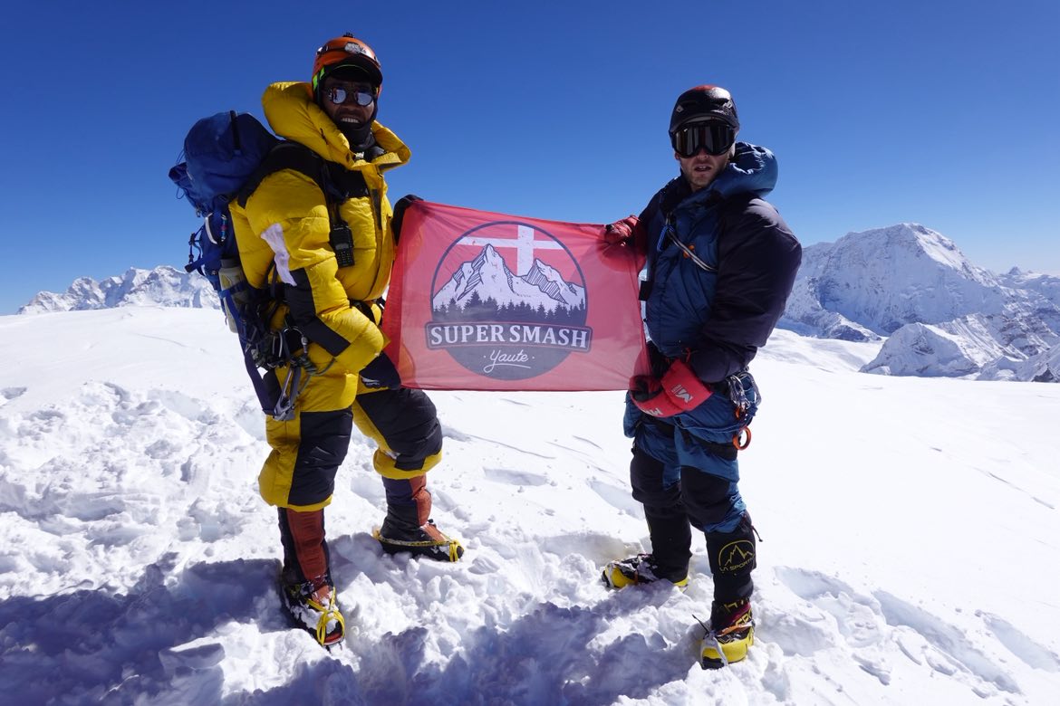Il l'a fait Shin-L (Hugo Haasser) à droite. Avec Karma Sherpa (à gauche).

Il nous a grimpé le drapeau de la commu de jeu de combat Haut-Savoyarde à 6812m (Ama Dablam). Le smasher qui est allé le plus haut au monde, BRAVO

suite en com