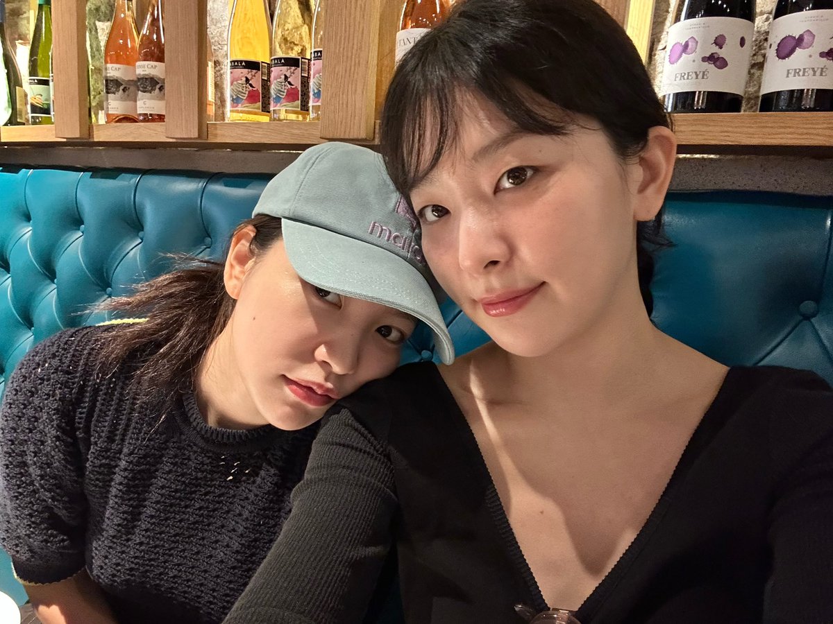 minjoohyuns's tweet photo. the yermseul right shoulder theory https://t.co/QNSSaU0I3w