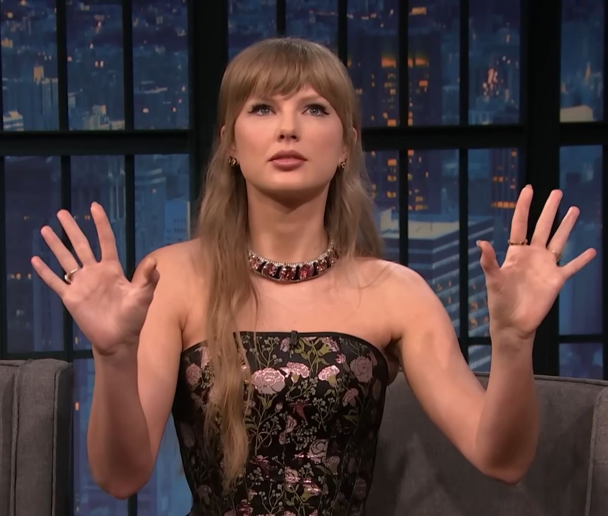 headtaybrina's tweet image. theburgundyonmytshirtwhenyou
splashedyourwineintome
andhowthebloodrushedintomycheeks
soscarletitwas…
THEMARKYOUSAWONMYCOLLARBONE
THERUSTTHATGREWBETWEENTELEPHONES
THELIPSIUSEDTOCALLHOME
SOSCARLET
ITWAS
MAROON