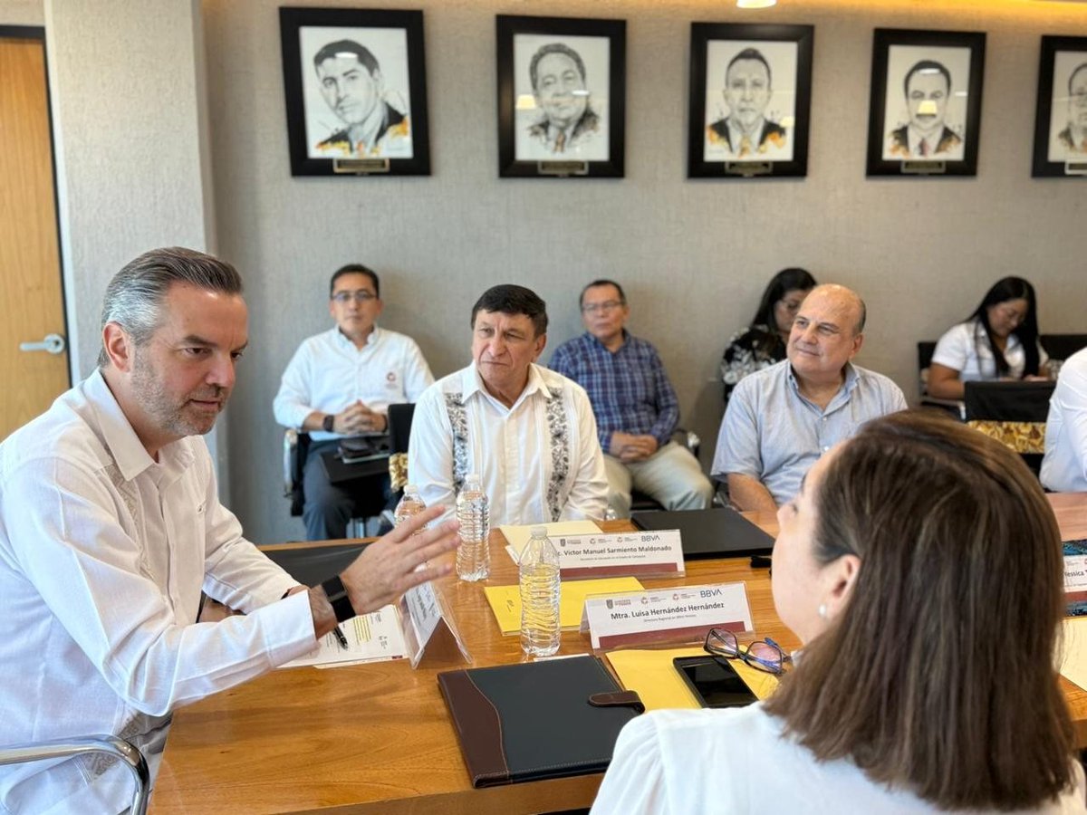 JLavalleMaury's tweet photo. Firmamos convenio con @BBVA_Mex  Y
@SEDUCampeche para fortalecer las habilidades financieras de nuestras y nuestros servidores públicos y estudiantes campechanos. La #Educaciónfinanciera es clave para impulsar el crecimiento personal y el desarrollo económico de nuestro estado. ¡Seguimos trabajando juntos por un #Campeche más fuerte y preparado!
@LaydaSansores
@ProfVictorSar
#GobiernoDeTodos #economiacampeche