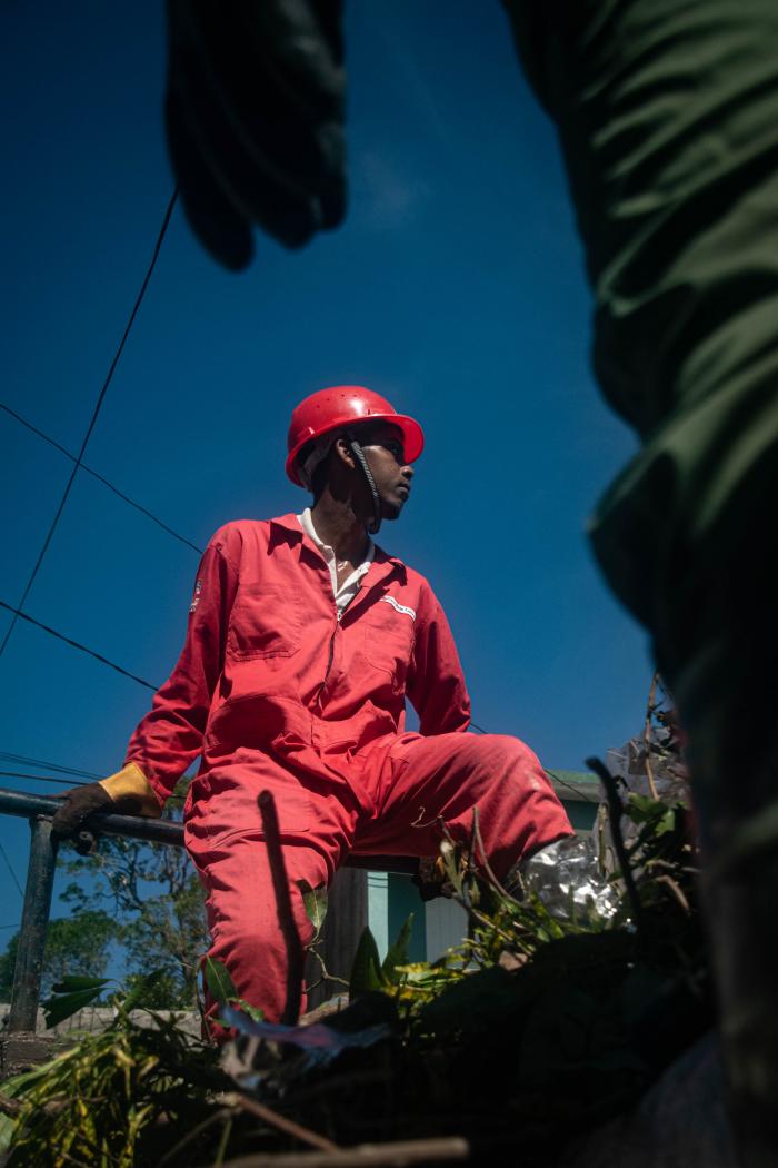 minint_cuba's tweet photo. Sesionó Consejo de Defensa Nacional en el empeño de contribuir a la recuperación de las provincias afectadas por huracán Melissa. Se trabaja  fuertemente en la recuperación eléctrica, las comunicaciones, el abasto de agua y sigue llegando ayuda solidaria. #FuerzaCuba https://t.co/TheHESa3TB