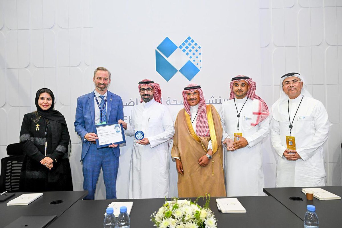 مركز الأمير سلطان لطب وجراحة #القلب_بالقصيم، يتوج بشهادتي التميّز الدولي للمستشفيات من الكلية الأمريكية لأمراض القلب (ACC)،
والاعتماد كمركز متقدم لعلاج الجلطات القلبية، من مساعد وزير الصحة للخدمات الصحية د. محمد العبدالعالي؟ في تميز يُعزّز مكانة الرعاية القلبية المتخصصة بالقصيم.