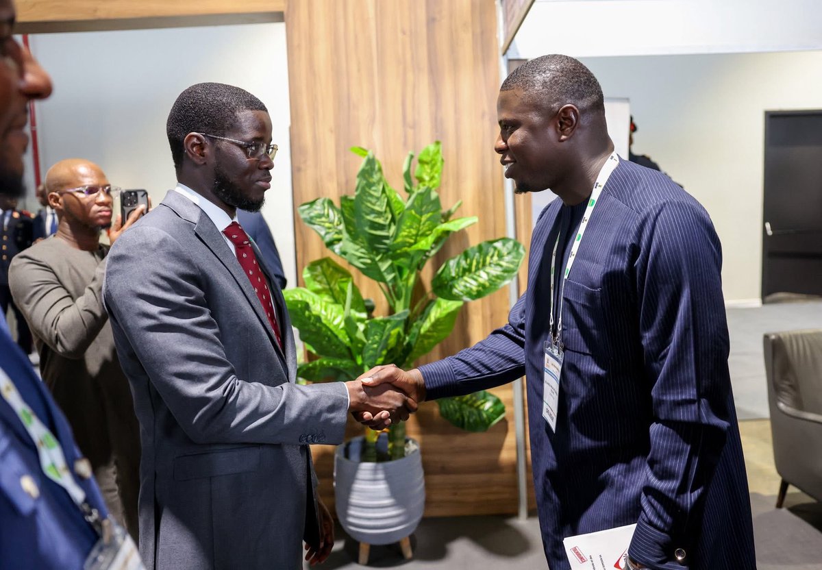 À l’occasion de l’ouverture de la 8ème édition du Salon International des Mines (SIM) Sénégal ce matin au Centre International de Conférence Abdou Diouf, le Chef de l’Etat, Son Excellence Monsieur le President de la République Bassirou Diomaye Diakhar FAYE a visité le stand de la