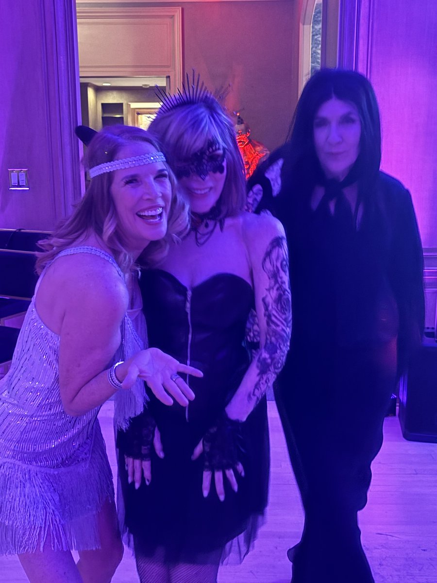 TinaStaleyLCSW's tweet photo. The best holiday party! Thank you Kathy!💛 I loved being a flapper! https://t.co/yGvJfFgu1P