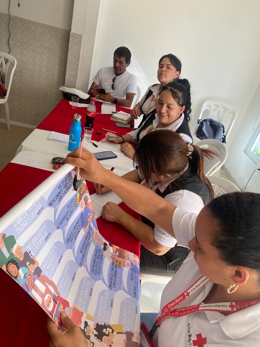 voluntariadocrc's tweet photo. Del 1 al 3 de noviembre, con apoyo de la Seccional Caquetá, realizamos la primera jornada de formación PAMES. 💪 12 Damas Grises y voluntarios se capacitaron para replicar el programa y fortalecer nuestra labor humanitaria. ❤️🤍 #PAMES #CruzRojaColombiana https://t.co/JdXp0F9vDP