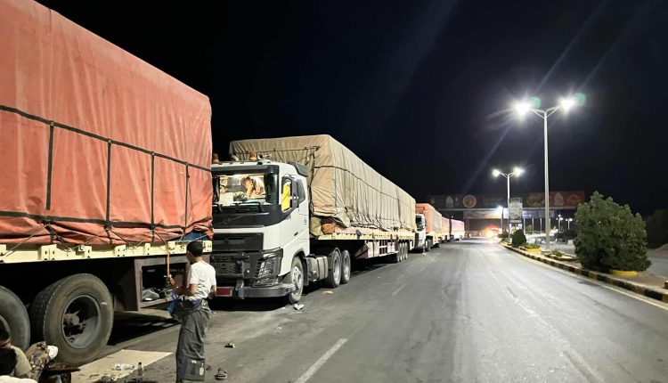 أعلن سائقو شاحنات الخط الدولي الرابط بين اليمن وسلطنة عُمان، عن تعليق حركتهم بشكل كامل عند نقطة المطار في مدينة #سيئون بمحافظة #حضرموت، وذلك احتجاجا على فرض مسلحي “المنطقة العسكرية الأولى” الموالية لحزب الإصلاح، جبايات مالية باهظة وغير قانونية.

#الجنوب_بحاجة_لقيادات_مخلصه