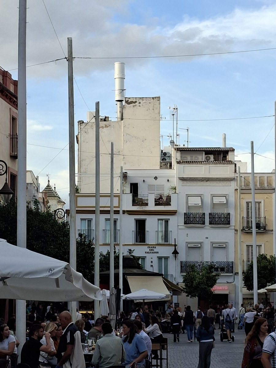 Plaza del Salvador. Además de aguantar exceso de veladores, la imagen de este gigantesco supositorio,  salida de humos. No había otra forma de sacarlos? o mejor, no se podría  haber prohibido la actividad?, qué habría dicho sobre este cielo del Salvador, Romero Murube