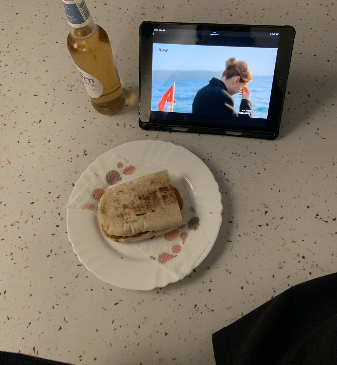 estetiksiz genç kız yemeği