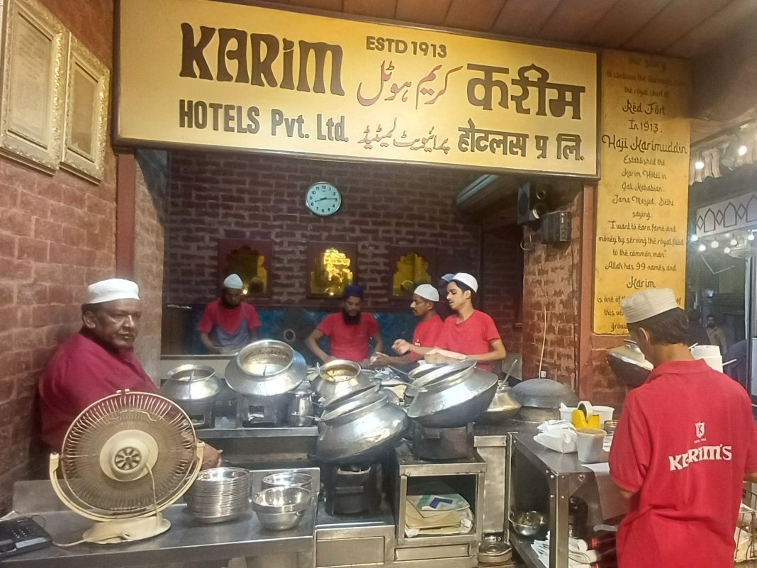 duggal_saurabh's tweet image. Delhi Diaries - Around Jama Masjid, life breathes in the fragrance of Mughlai food, the sweetness of mawa jalebi, and the love of sharbat-e-mohabbat.
A slice of old Delhi — where every bite is full of life and love.