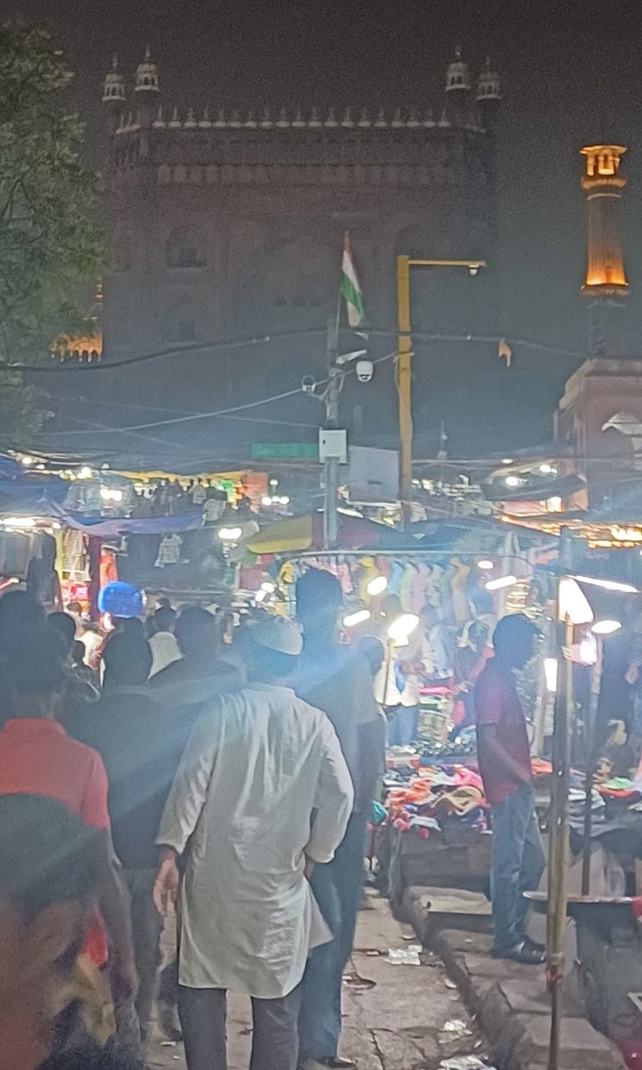 duggal_saurabh's tweet image. Delhi Diaries - Around Jama Masjid, life breathes in the fragrance of Mughlai food, the sweetness of mawa jalebi, and the love of sharbat-e-mohabbat.
A slice of old Delhi — where every bite is full of life and love.