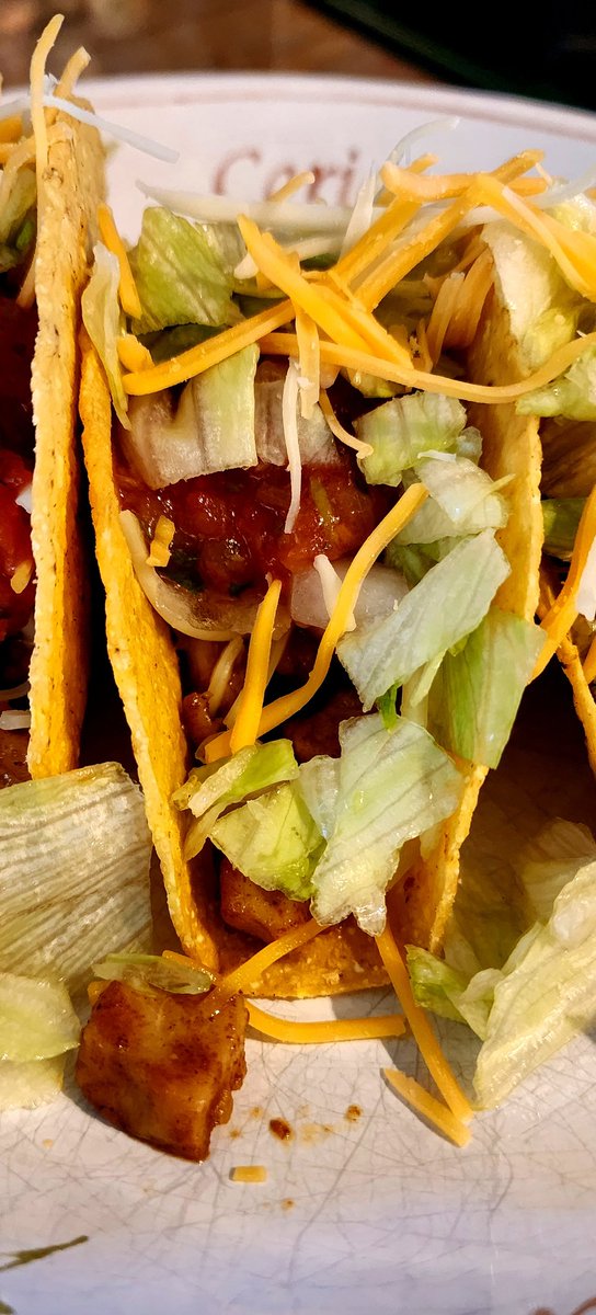 And a happy #TacoTuesday for those who need a safe alternative so your gf, wife, twitter crush, and/or pastor doesn't catch you 😉🤭 😂💋  These were surprisingly good 🤷‍♀️🦋