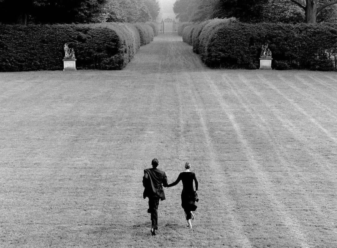 GmtServ66872's tweet photo. #fotografia #RodneySmith nelle sue foto si ispira al surrealismo in particolare quello di #RenéMagritte ♥️ https://t.co/Nmx4fvFZXe