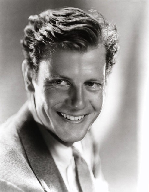 Joel McCrea, nato il #5novembre 1905.
Fu diretto da Alfred Hitchcock ne "Il prigioniero di Amsterdam" (1940).
Tra gli altri film, "La pericolosa partita" (1932), "Ambizione" (1936), "La via dei giganti" (1939), "I dimenticati" (1941), "Sfida nell'alta Sierra" (1962).