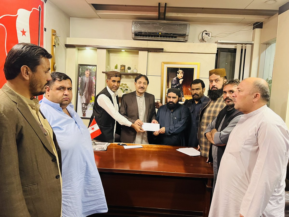 ZayraiPKNAP's tweet image. کوئٹہ ،،پشتونخوا نیشنل عوامی پارٹی کے مرکزی سیکٹریٹ میں بلوچستان پیس فورم کے نمائندہ وفد نے نوابزادہ حاجی لشکری رئیسانی کی جانب سے تحریر کردہ خط پارٹی کے صوبای صدر نصراللہ خان زیرے اور دیگر رھنماوں  کے حوالے کیا