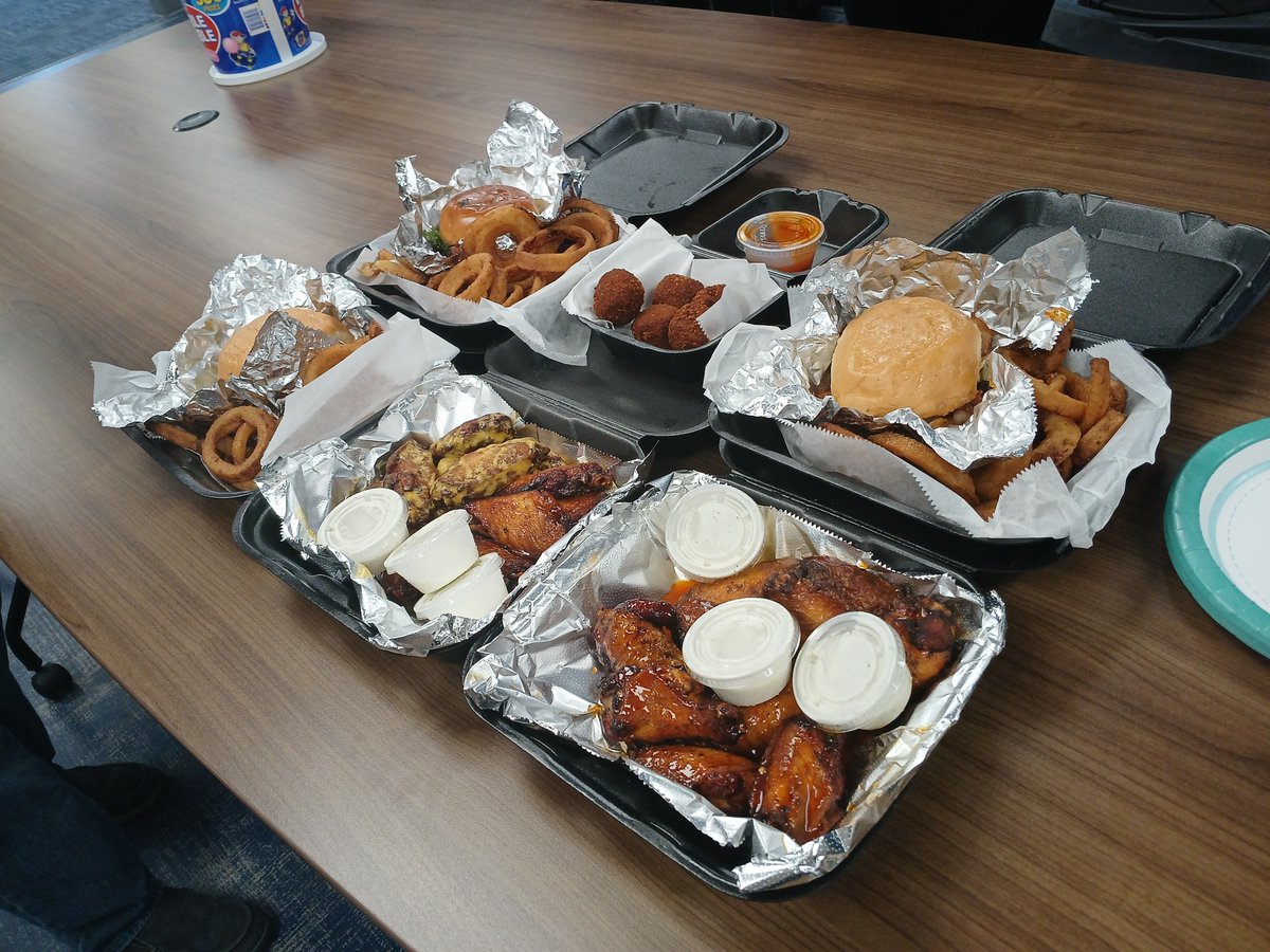 1400Kaok50737's tweet image. Big thanks to Demi at Fat Pat's Bar &amp;amp; Grill in Lake Charles for our lunch! 🙌🍔🍟 #CumulusMedia #LunchSquad