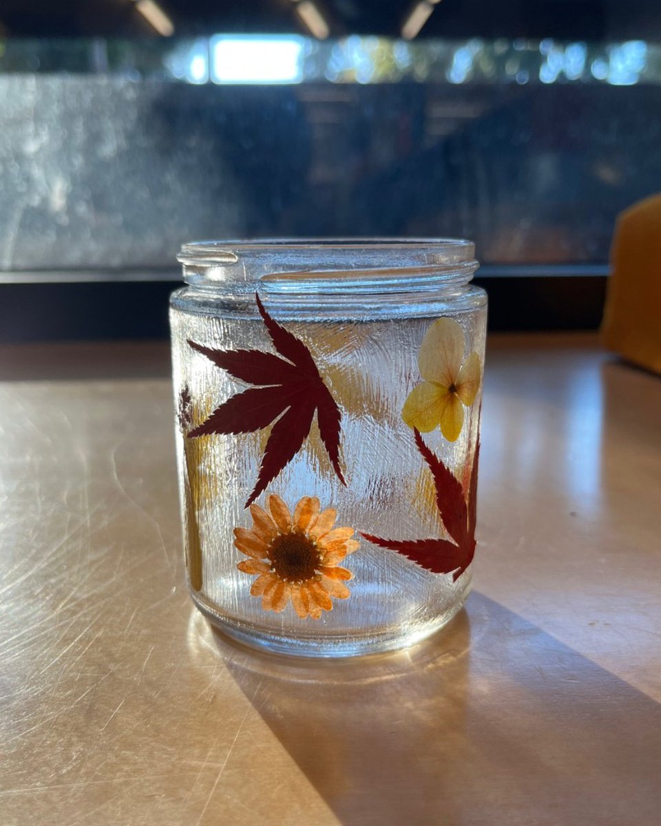 HaywardLibrary's tweet image. Find a 🍂cool leaf🍂 and keep it forever by making a Fall Leaf Jar on Wednesday, November 12 from 4pm-5:30pm at the Downtown Library. 

All supplies provided, no registration required; for teens ages 13 to 17 only. 

hayward.librarycalendar.com/event/teen-tim…