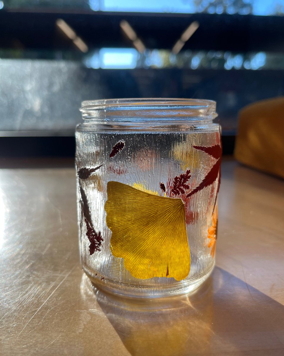 HaywardLibrary's tweet image. Find a 🍂cool leaf🍂 and keep it forever by making a Fall Leaf Jar on Wednesday, November 12 from 4pm-5:30pm at the Downtown Library. 

All supplies provided, no registration required; for teens ages 13 to 17 only. 

hayward.librarycalendar.com/event/teen-tim…