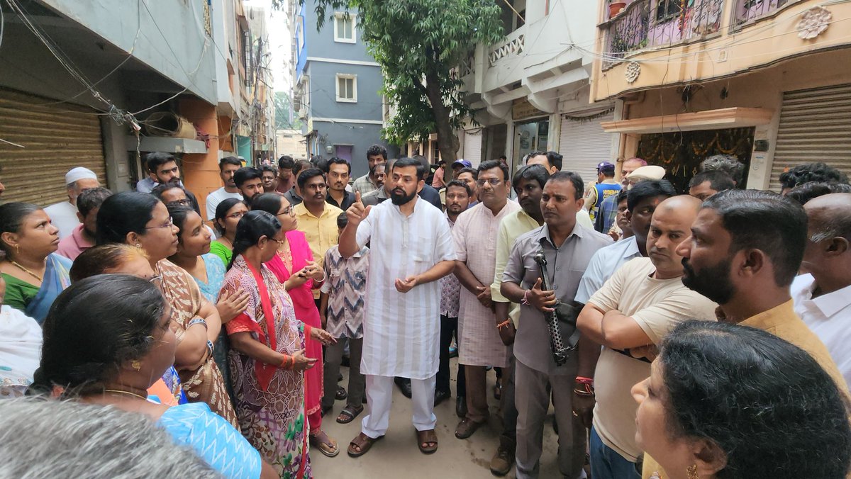 araj_kumar's tweet photo. Today, Goshamahal @TigerRajaSingh  Ji visited  Jambagh Division where @CommissionrGHMC issued notices to more than 60 houses for the construction of the new Osmania Hospital inspected the area and requested officials to find an alternate route instead of demolishing houses https://t.co/TWYpEpcplR