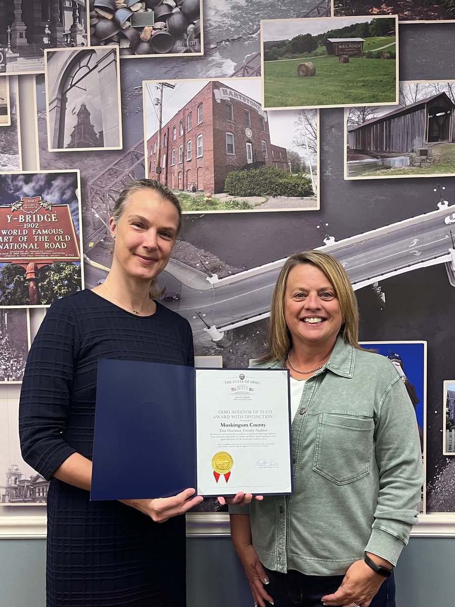 AOS Southeast Regional Liaison Susanne Simpson presented the Auditor of State Award with Distinction to Muskingum County and County Auditor Tina Huebner. Congrats!