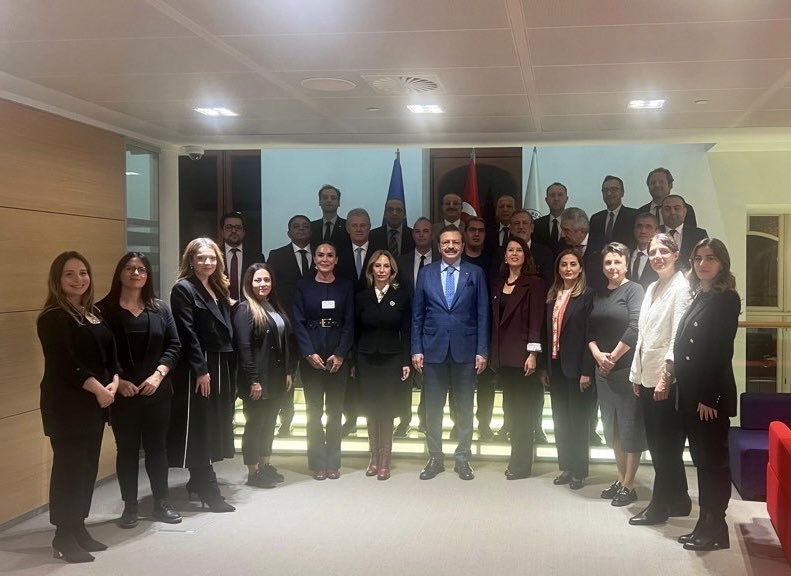 Eğitim programı için Brüksel’de bulunan ve Birliğimizce koordine edilen AB Bilgi Merkezleri Ağının Desteklenmesi Projesi koordinatörleri ile bir araya geldik.