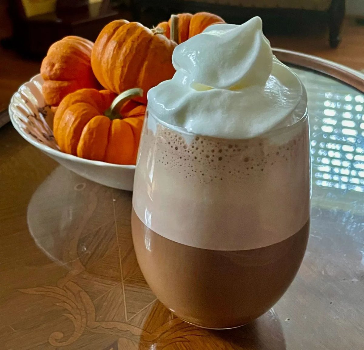 Maple Mocha coffee recipe! Cold weather comfort in a cup from #TheQueenBean ! Check it out buff.ly/3pQ5zVh
 buff.ly/3atDSY1
 TheQueenBean.com