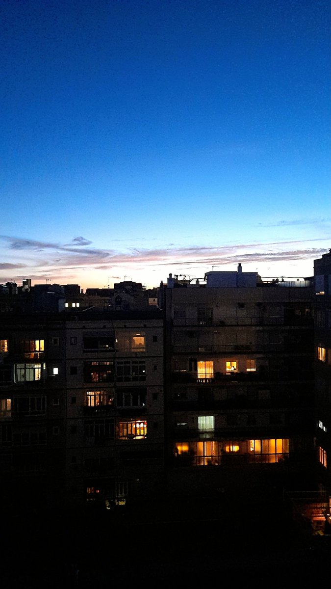 Anocheciendo en el nordeste de España 🇪🇸. 
#Barcelona 
#Cataluña

📸 Mía.  M.J  🎀