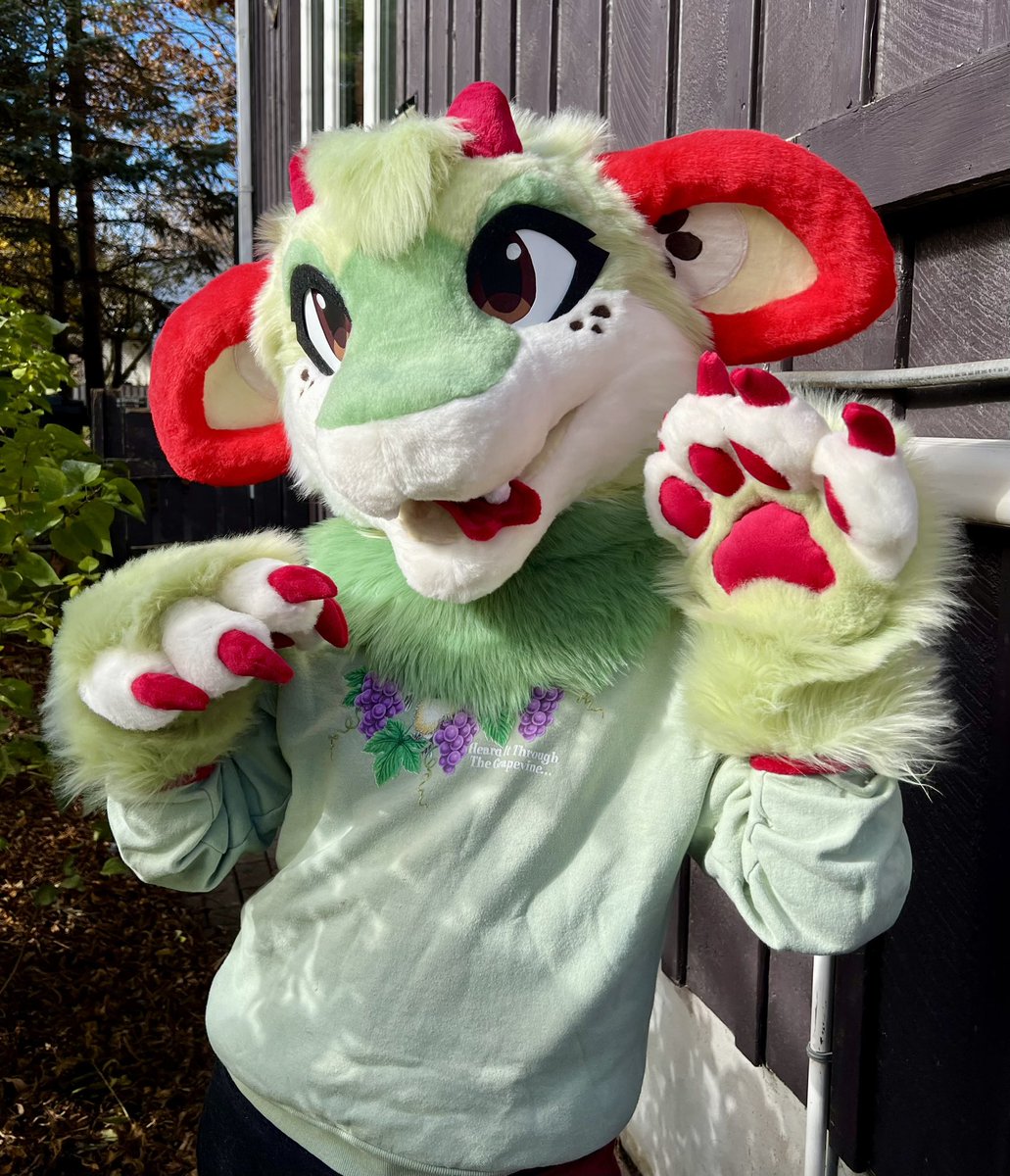 Finally got some sunlight and time to take a picture of the apple dragon premade I finished a bit ago! Finally able to send her home :) 🍎🍏