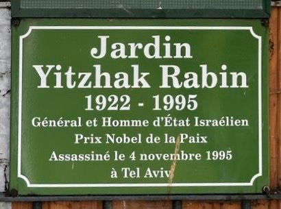 Depuis 30 ans Ytzhak Rabin nous manque. À Paris un jardin porte le nom de l’un des derniers pères fondateurs, figure du sionisme des origines, combatif, collectif &amp; pacifique. Et bientôt une place au nom de son compagnon de lutte, co-lauréat du Prix Nobel de la Paix, Shimon Peres