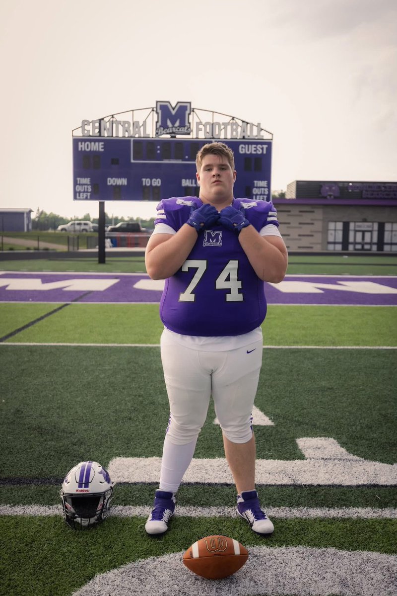 ✨ 𝗦𝗲𝗻𝗶𝗼𝗿 𝗦𝘂𝗻𝗱𝗮𝘆  ✨

𝗕𝗥𝗔𝗬𝗗𝗘𝗡 𝗪𝗛𝗜𝗧𝗔𝗞𝗘𝗥

𝐍𝐢𝐜𝐤𝐧𝐚𝐦𝐞: BWhitt/Whitty
𝐏𝐚𝐫𝐞𝐧𝐭s’ 𝐍𝐚𝐦𝐞s: Mike, Beth, and Amanda 
𝐉𝐞𝐫𝐬𝐞𝐲 #: 74
𝐏𝐨𝐬𝐢𝐭𝐢𝐨𝐧: OL/Short Snapper