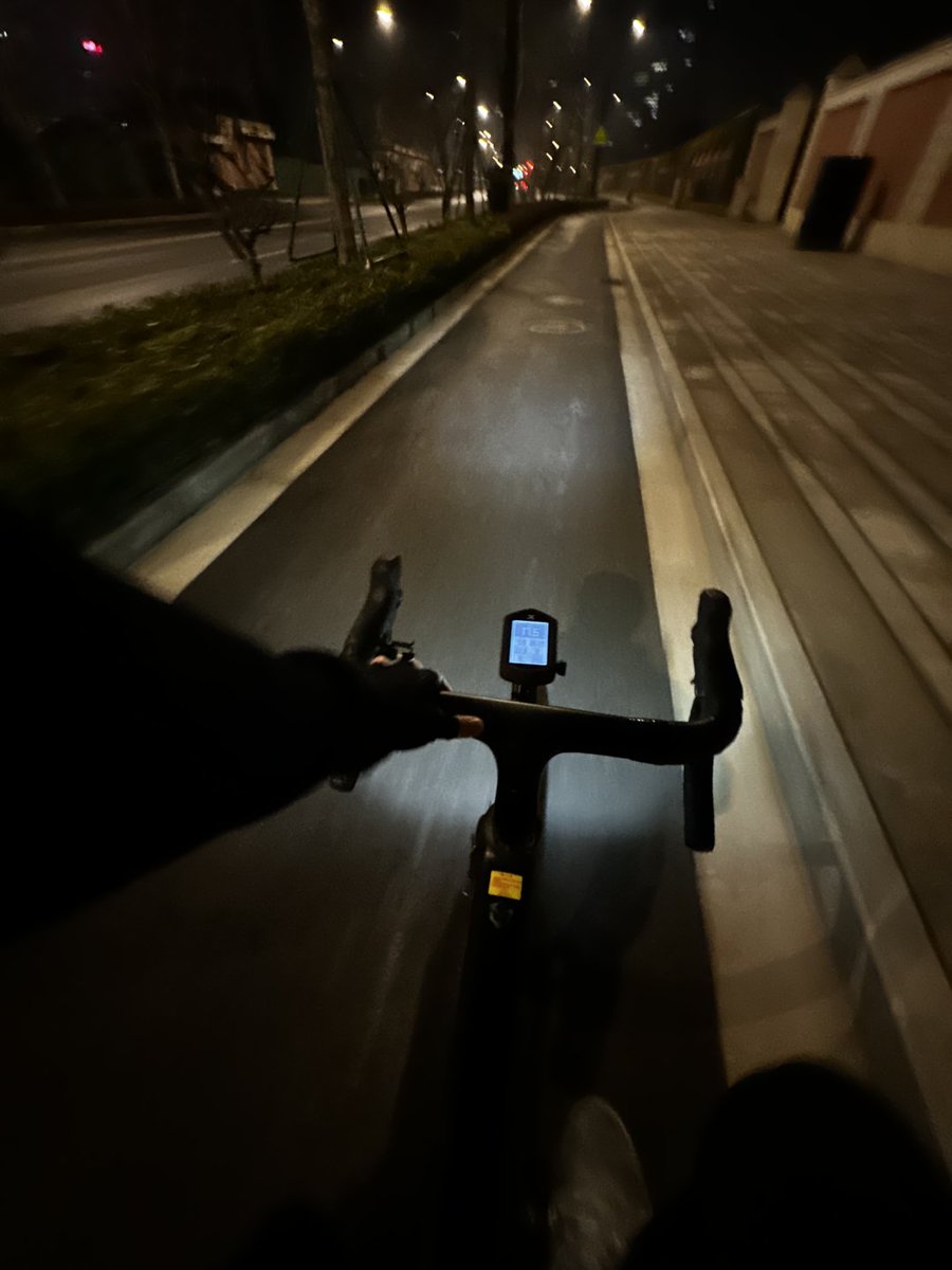 Ruby_1Soft's tweet image. 最後の少しの道を走って、もうすぐ家に着きます。今日のサイクリングは長く、時間もかなり遅くなりました