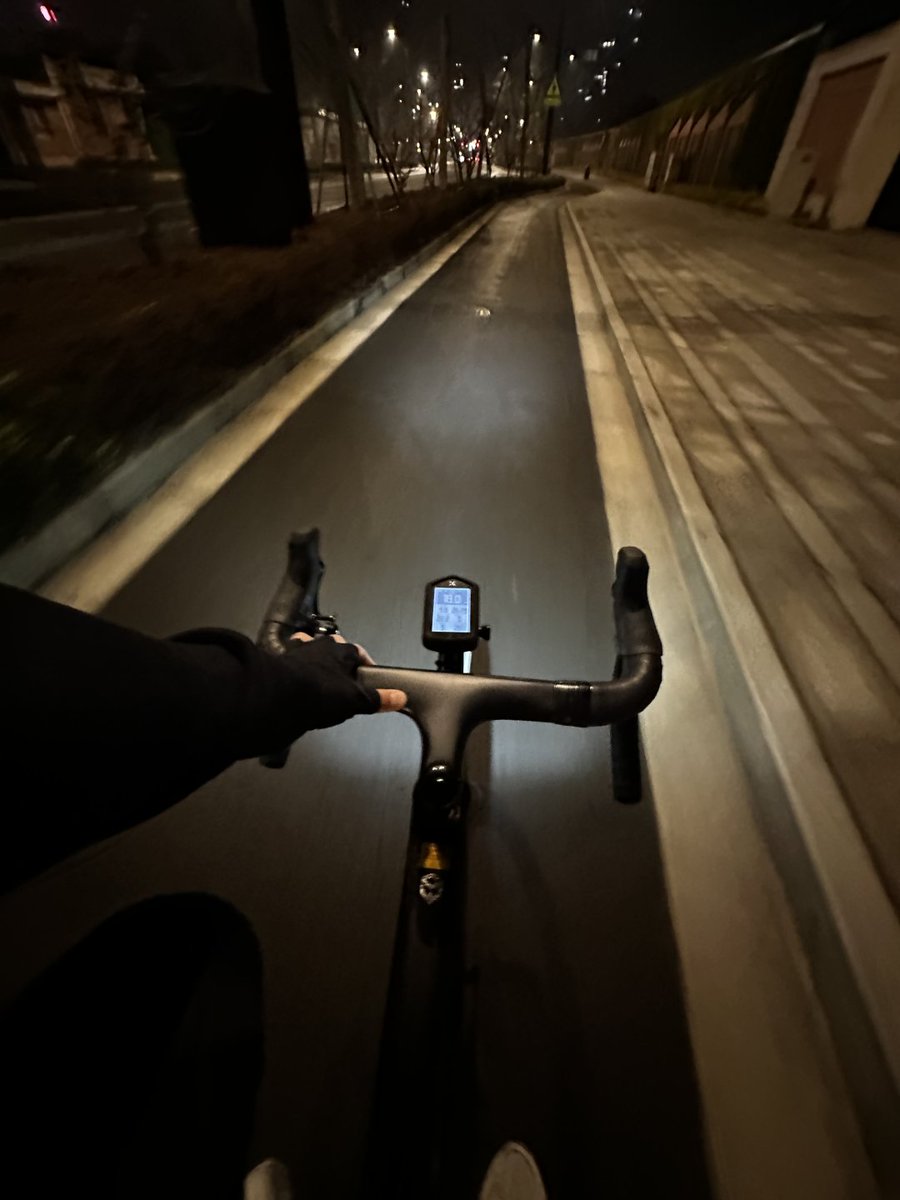 Ruby_1Soft's tweet image. 最後の少しの道を走って、もうすぐ家に着きます。今日のサイクリングは長く、時間もかなり遅くなりました