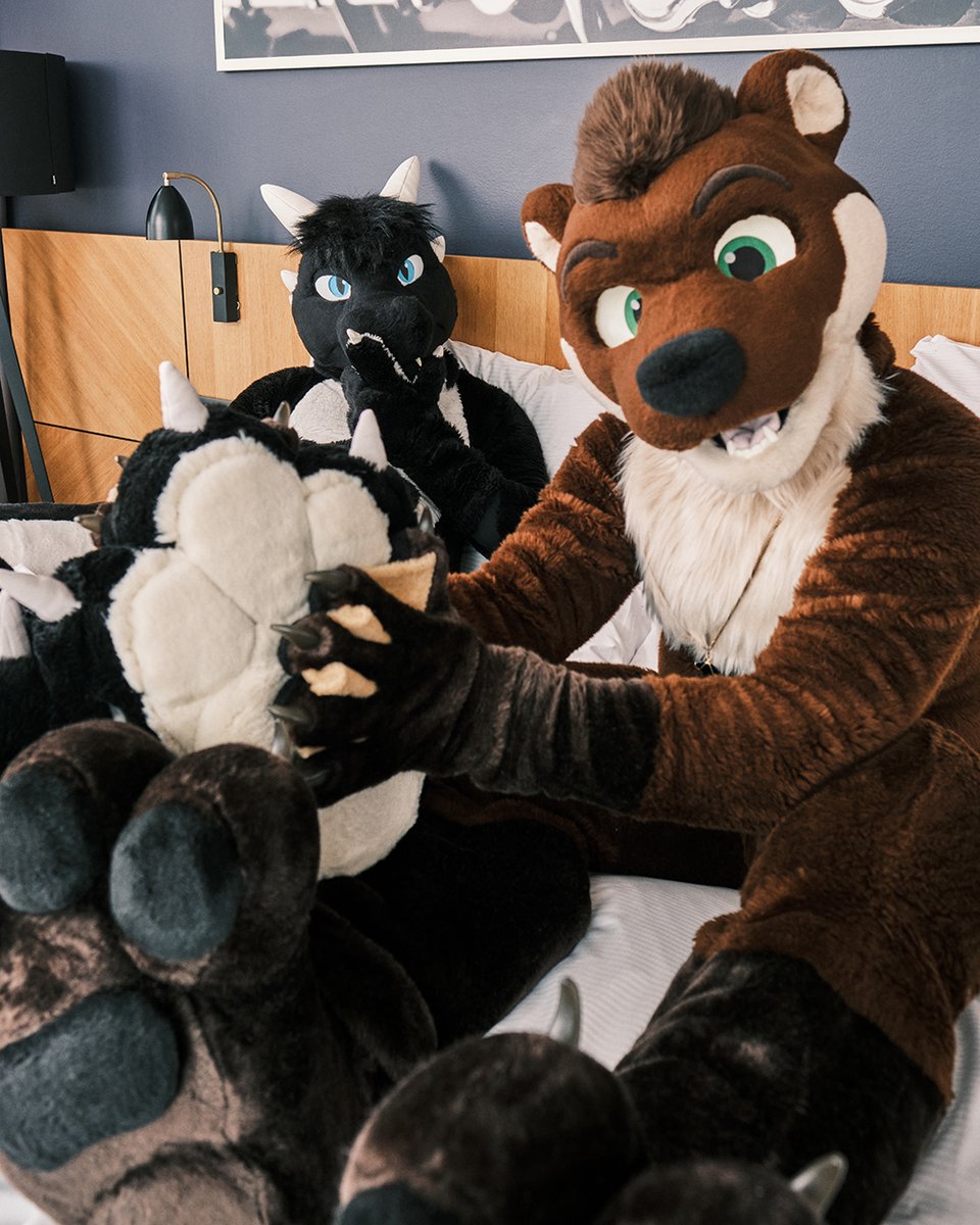 “Remember, you need to rub the dragon paws like so…”

<a href="/BlackymoonOtter/">Blackymoon 🔜 NFC2026?</a> being a helpful guide! 🐾

📸 <a href="/BrandyTheWuff/">🐾 Brandy 🐾 🔜 NFC</a> 
#fursuit #furry