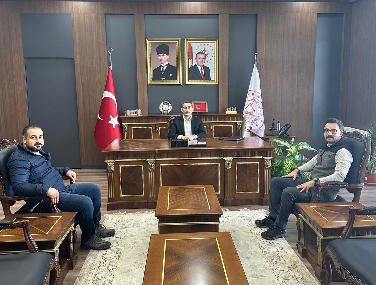 📍Kaymakamlık Makamı
Kahta Ağaçlandırma ve Toprak Muhafaza Şefi Mehmet Kaan Mutlu, Kaymakamımız Hasan İnanç GÖKÇAYIR’ı makamında ziyaret etti.
İlçemizde yürütülen ağaçlandırma ve toprak muhafaza çalışmaları üzerine istişarelerde bulunuldu.